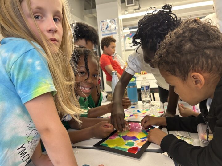 Lycée Rochambeau CP/1st grade, classes A and D: Creating a faux-stained-glass window